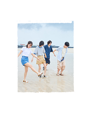 제주 바닷가에서 친구들이 달리는 모습