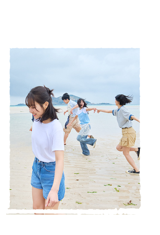 제주 바닷가에서 친구들이 손을 잡고 노는 모습