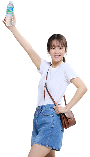 모델 박보영이 삼다수를 들고 있다